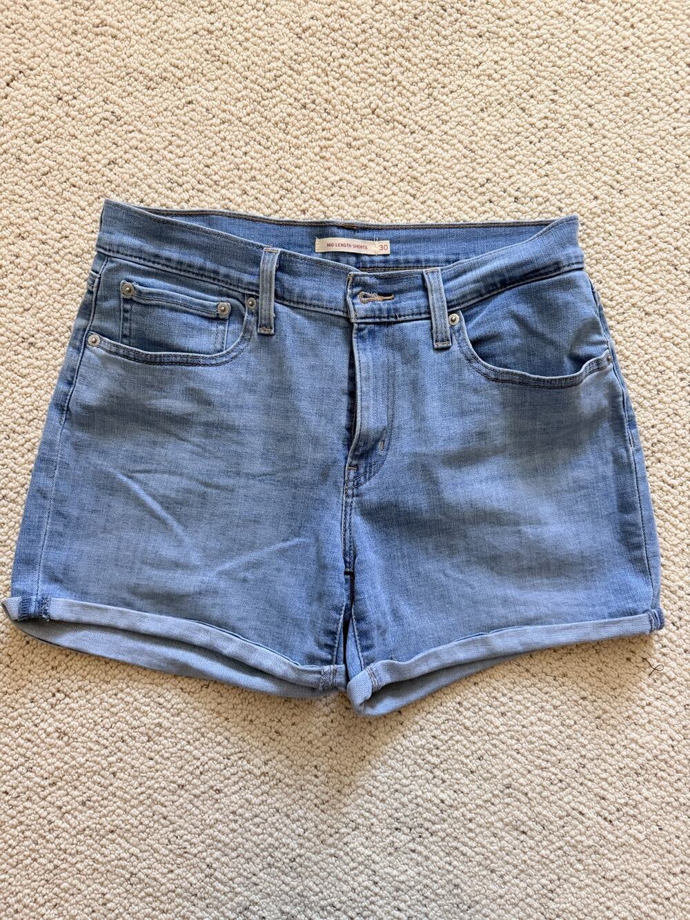 Levis Womens Mid Length Jean Shorts Size 30 Light Wash Denim Cuffed Stretch